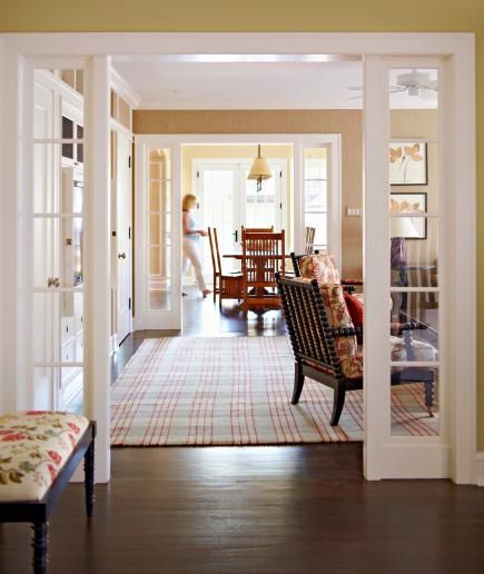 Borrow ideas from a Chicago-area Colonial to boost the style and function of your home. Architectural touches and easy room changes make it happen. Gil Schafer, Sitting Rooms, Transom Windows, Lake Cottage, Style Deco, Kitchen Decorating, Cottage Design, Family Rooms, Hard Wood