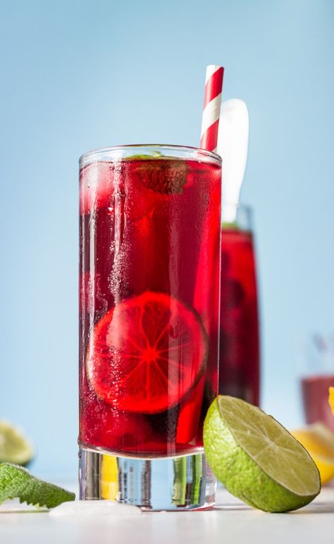 Ice Tea Photography, Red Iced Tea, Iced Hibiscus Tea, Roselle Juice, Zobo Drink, Summer Iced Drinks, Pomegranate Drinks, Hibiscus Drink, Cranberry Tea