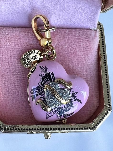 NWT! Juicy Couture SWEET Couture COMPACT Heart Bracelet Juicy Couture Crossbody Bag, Rare Juicy Couture Bag, Juicy Couture Keychain, 2000s Accessories, 2000s Jewelry, Juicy Couture Vintage, Juicy Couture Charms Bracelet, Juicy Couture Bracelet, Juicy Couture Purse