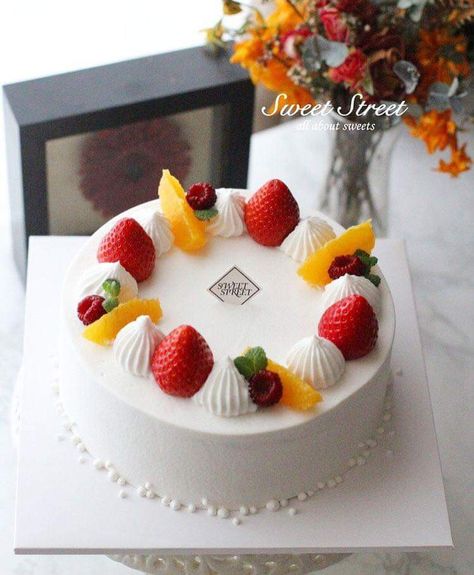 Fruit Topped Cake, Fruit Cake Design, Fresh Fruit Cake, Japanese Cake, Korean Cake, Basic Cake, Simple Cake Designs, Simple Birthday Cake, New Cake