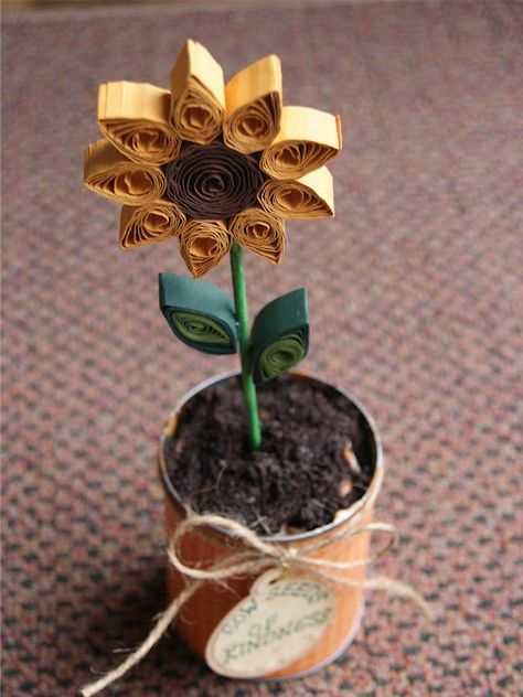 Paper Sunflower Diy, Sunflower Origami, Folded Flowers, Happy Mothers Day Gift, Paper Quilling Cards, Paper Art Design, Paper Sunflowers, Origami And Kirigami, Accordion Fold