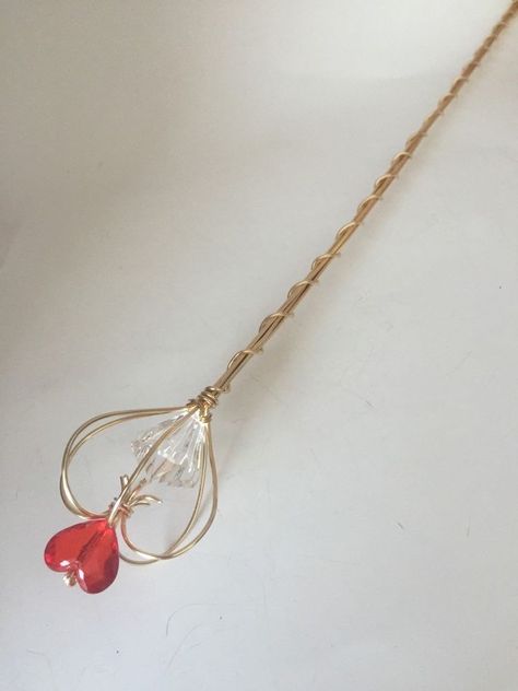 Queen Scepter, Wonderland Aesthetic, Lizzie Hearts, Queen Of Hearts Costume, Magical Jewelry, Diy Wire Jewelry, Red Queen, Handmade Wire Jewelry, Wire Crafts