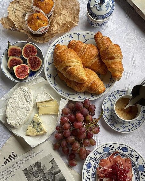 LLEMERCÍ SPACE no Instagram: “#llemerci” 50s Breakfast, European Breakfast Ideas, Friendsgiving Brunch, Group Breakfast, Cafe At Home, European Breakfast, Morning Of Wedding, Weekend Aesthetic, Breakfast Spread