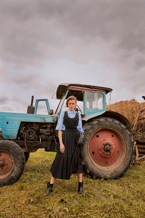 Farmer Fashion, Countryside Fashion, Farm Fashion, Village Photos, Village Girl, Dreamy Photography, Fashion Photography Inspiration, Outdoor Fashion, Photoshoot Inspiration