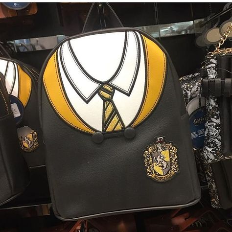 HARRY POTTER⚯͛ on Instagram: “OMG!!😍 ~~~~ Follow @harrypotterhead_tr for more ~~~~ #harrypotter #hermionegranger #ronweasley #hogwarts” Ravenclaw Logo, Gryffindor Uniform, Funky Backpacks, Harry Potter Backpack, Cute Cat Accessories, North Face Hat, Be Courageous, Harry Potter Ravenclaw, Magical Items