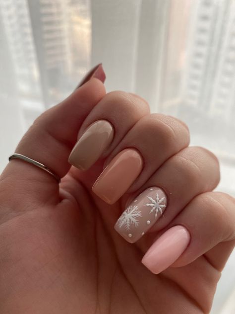 Winter Nails Ombre, Snow Flake Nails Acrylics, Simple Snowflake Nails, Ombre Pink Nails, Aesthetic Winter Nails, Christmas Aesthetic Winter, Winter Christmas Nails, Hippie Drawing, Nail Glam