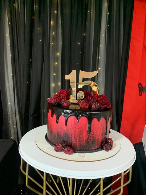 Red Party Ideas, Twilight Cake, Twilight Party, Birthday Party Checklist, 40th Anniversary Party, Sweet Sixteen Birthday Party Ideas, 17th Birthday Ideas, Sweet 16 Decorations, 21st Birthday Cakes