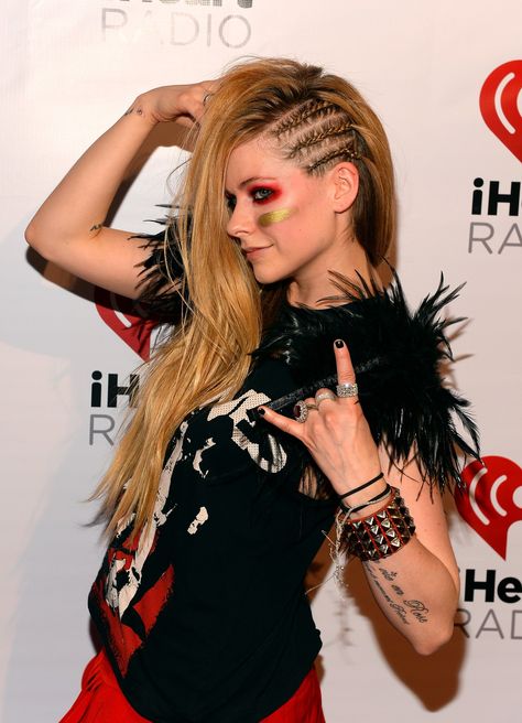 Rockstar Costume, Punk Rock Hair, Punk Costume, Avril Lavingne, Avril Lavigne Photos, Rocker Hair, Avril Lavigne Style, Rock Hairstyles, Short Spiky Hairstyles