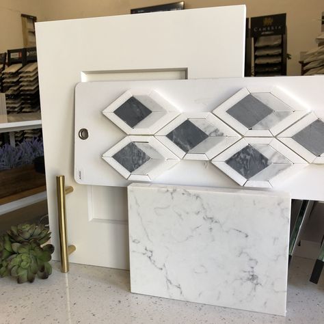 This beautiful tile is the perfect Backsplash tile to be installed if your countertop is Pompeii Misterio quartz. Click here to have more ideas https://www.stoneandquartzsurfaces.com/post/pompeii-misterio-quartz-countertops-installation Misterio Quartz Countertops, Quartz Countertops Backsplash, Misterio Quartz, Glazzio Tiles, Backsplash Tile Ideas, Quartz Countertops And Backsplash, Installing Kitchen Countertops, Glass Tiles Kitchen, Bath Countertops