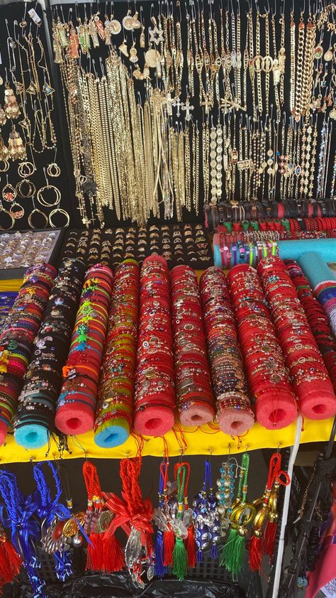 Flea Market Aesthetic, Mexican Bracelets, Market Aesthetic, Brazilian Jewelry, Handmade Jewelry Business, Jewelry Market, Holiday Bracelets, Homemade Bracelets, Swap Meet