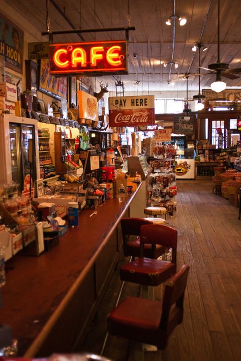 Old General Stores, Diner Aesthetic, Diner Restaurant, American Bars, Old Gas Stations, Old Country Stores, Retro Diner, American Diner, Vintage Restaurant