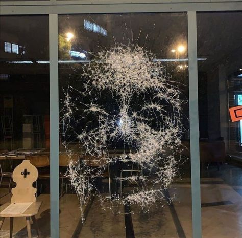 Taken from stashally user @lukeyyy. Simon Berger creates art by cracking glass panes with a hammer, a slow and precise process due to the risk of shattering the whole thing. (@simonberger.art) [Reddit, u/ ADarkcid] Simon Berger, Glass Portrait, Smash Glass, Glass Panes, Wall Drawing, Broken Glass, Graffiti Lettering, Create Art, French Artists