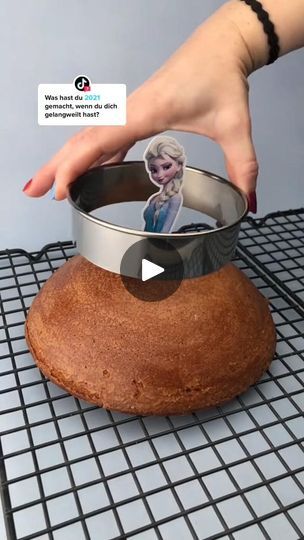 2.3M views · 24K reactions | @TikTok antworten  #cake #disney #elsa #princesscake cool #viral #xyzbca #FYP #reels #reelvideo #viralvideo #fypシ | Foodie beats Cupcake Cakes Pull Apart Birthday, Easy Elsa Cake, Simple Elsa Cake, Elsa Frozen Cake, Cake Elsa, Movie Cake, Elsa Cake Frozen, Disney Frozen Cake, Wilton Tips