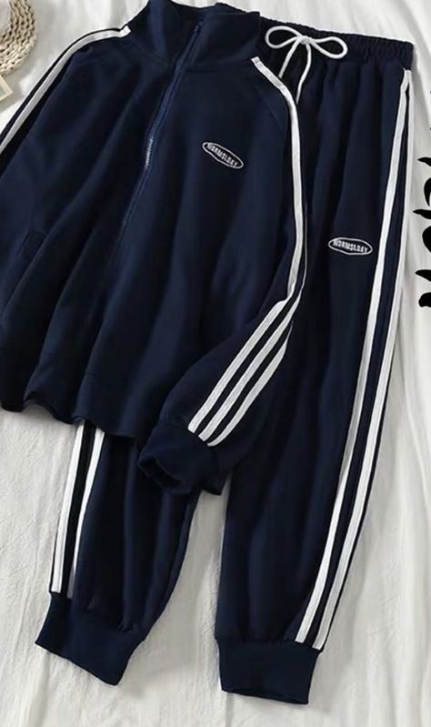 School Gym Uniform Aesthetic, Korean Gym Uniform, Gym Uniform School, Korean Tracksuit, Korean Style School, School Tracksuit, Baseball Jacket Outfit, Fall Photo Shoot Outfits, Outfits Con Jeans