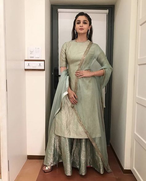 Alia Bhatt Alia Cut, Orang India, Indian Outfits Lehenga, Maya Ali, Designer Kurti Patterns, Indian Salwar Kameez, Gaun Fashion, Salwar Kamiz, Traditional Indian Outfits