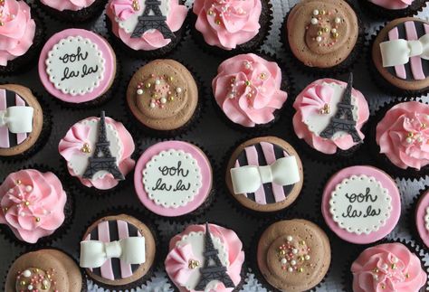 Paris Theme Cupcakes Ideas, French Cupcakes, Parisian Chic Aesthetic, Paris Cupcakes, Pastry Ideas, String Bean, Small Fry, Paris Theme, Themed Cupcakes