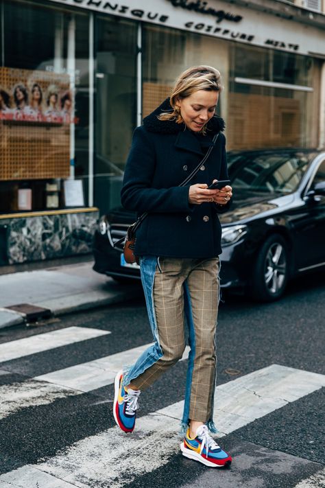 You can wear your favorite coat with a pair of cool trousers and colorful sneakers to mix things up. Colorful Shoes Outfit, Colorful Sneakers Outfit, Hawaiian Print Shirts, Colorful Sneakers, Crop Top With Jeans, Sneakers Street Style, Outfit Invierno, Green Cargo Pants, Striped Jeans