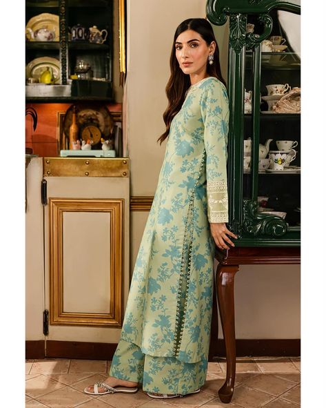 💬 your favourite lawn Silk CO-Ord !! www.brandaffection.uk Link in bio 👆 #designerlawn #designerlawnsuitsuk #silksuits #lawnsilk #lawnreadytowear #asianfashionuk #desiclothesuk #pakistanicasualclothesuk #ukdesifashion #eidoutfits #baroqueofficial #pakistanidesignerwearuk #asianwearuk #pakistaniclothinguk #pakistanisuitsuk Sleeves Design With Organza, Long Shirts For Women Pakistani, Suit Stitching, Long Kurti Patterns, Marriage Clothes, Dress Design Pakistani, Sleeve Patterns, Lawn Dress Design, Simple Dress Casual