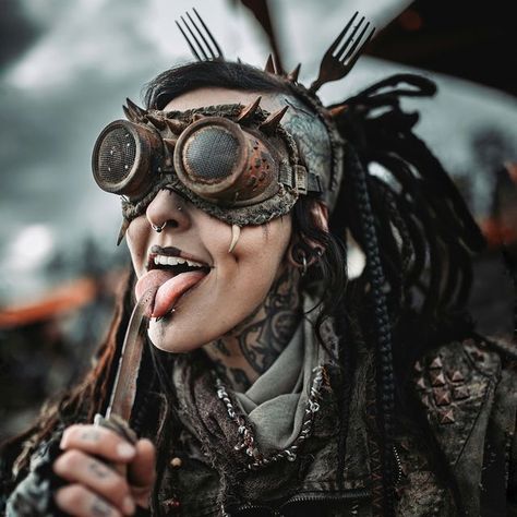 Post Apocalyptic Scientist, Post Apocalyptic Photoshoot, Desert Punk Aesthetic, Postapocalyptic Style Woman, Wasteland Outfit, Mad Max Aesthetic, Apocalypse Costume, Dc Costumes, Wasteland Warrior