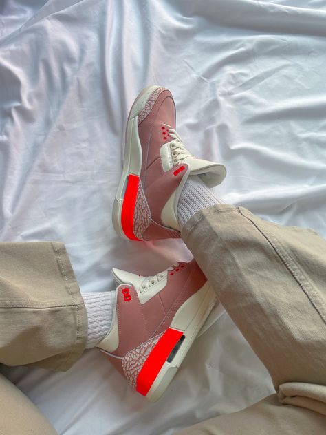 Jordan 3 rust pink summer sneaker summer shoe Pink Jordan 3, Jordan 3 Rust Pink, How To Style Jordans, Jordan 3 Outfit, 70’s Outfit, Pink Outfit Ideas, Men Dressing, Jordan 3s, Styling Jordans