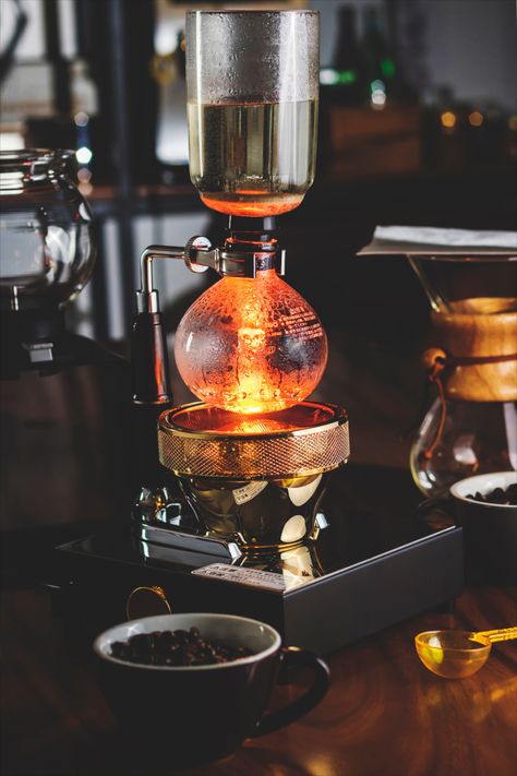 Coffee Siphon, Syphon Coffee Maker, Syphon Coffee, Vacuum Coffee Maker, Siphon Coffee, Coffee Presentation, Ways To Make Coffee, Coffee Brewing Methods, Brewing Coffee