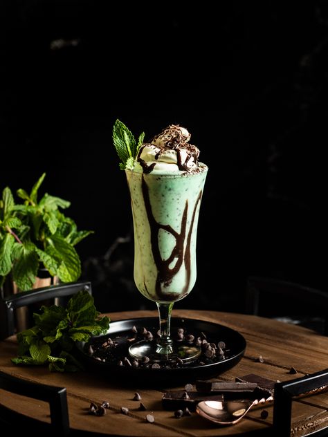 Chocolate Shake Recipe, Mint Milkshake, Mint Chocolate Chip Milkshake, Ice Cream Cocktails, Mint Shake, Mint Chocolate Ice Cream, Milkshake Flavours, Boozy Milkshake, Mint Drink