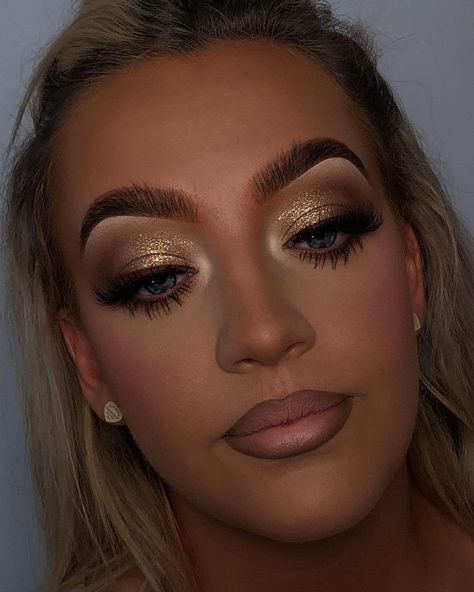 Gold Makeup Is The Chicest Trend This Summer Season Makeup Looks Full Glam, Gold Eyeshadow Looks, Golden Makeup, Gold Makeup Looks, Cute Eyeshadow Looks, Makeup Shades, Full Glam, Gold Eyeshadow, Unique Makeup