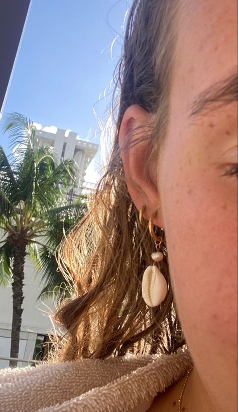 Summer Earing Stacks, Summer Earrings Beach, Cute Summer Earrings, Gold Beachy Jewelry, Granola Girl Earrings, Beach Earrings Aesthetic, Beach Earring Stack, Summer Earrings Aesthetic, Coconut Girl Earrings