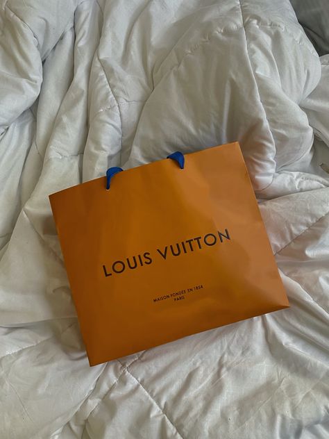 Lv Packaging, Lui Viton, Chanel Poster, Branding Design Packaging, Neutral Aesthetic, Story Ig, Louis Vuitton Designer, Bags Aesthetic, Design Packaging