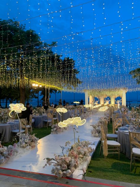 Bali Wedding Reception Decor, Wedding Venues Korea, Bali Theme Wedding, Wedding Bali Decoration, Bali Wedding Reception, Wedding In Bali Indonesia, Bali Wedding Decorations, Bali Indian Wedding, Intimate Wedding Indonesia