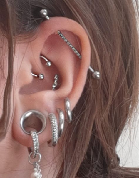 Ear Setup Silver, Silver Ear Curation, Ear Curation Silver, Ear Piercing Industrial, Earring Aesthetic, Ear Piercings Industrial, Piercing Industrial, Ear Curation, Ear Design