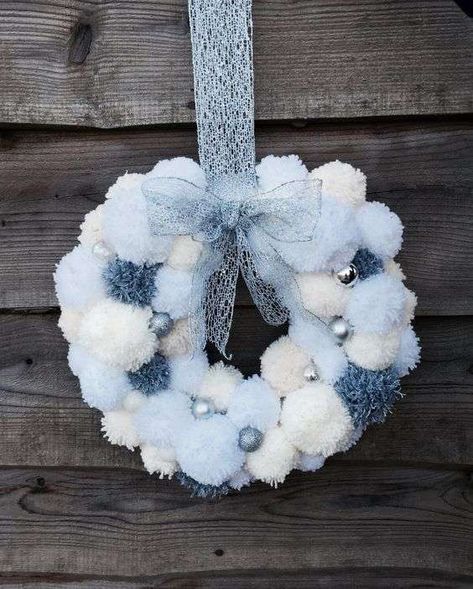 Ghirlande natalizie (Foto) | Designmag Christmas Pom Pom Crafts, Julkransar Diy, Christmas Pom Pom, Pom Pom Wreath, Pom Pom Crafts, Christmas Tradition, Blue Wreath, Xmas Wreaths, Wreath Ideas