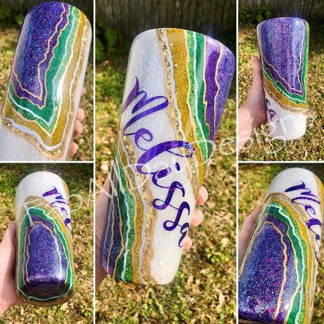 Mardi Gras Tumbler Ideas, Diy Mardi Gras Decorations, Mardi Gras Cups, Mardi Gras Tumbler, Mardi Gras Diy, Mardi Grad, Bling Cups, Geode Tumbler, Cup Inspiration