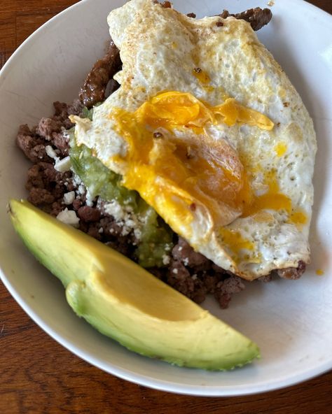 Fried egg, ground beef, feta crumble, green tomatillo, a few strips of beef, … tonight’s dinner is tomorrows lunch 😉 #animalbased #animalbasedwomen #sharingmyjourney #weightlosssupport #caloriedeficit #intermittenfasting #animalbasednutrition #animalbaseddiet Mediterranean Lunch, Prep Snacks, Healthy Vibes, Meal Prep Snacks, Food Motivation, Healthy High Protein Meals, Animal Based, Healthy Food Inspiration, Food Meals