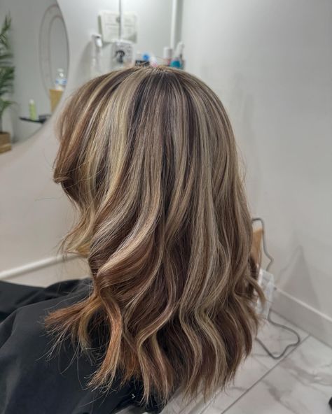 Gotta love chunky 00s highlights! 🔥💖 Chunky High And Low Lights, 00s Highlights, Kelly Clarkson Chunky Highlights, Light Brown Chunky Highlights, Chunky Highlights For Brown Hair Caramel, Caramel Chunky Highlights, Chunky Lowlights For Blondes, Chunky Blonde Highlights On Brown Hair, Chunky Highlights Short Hair