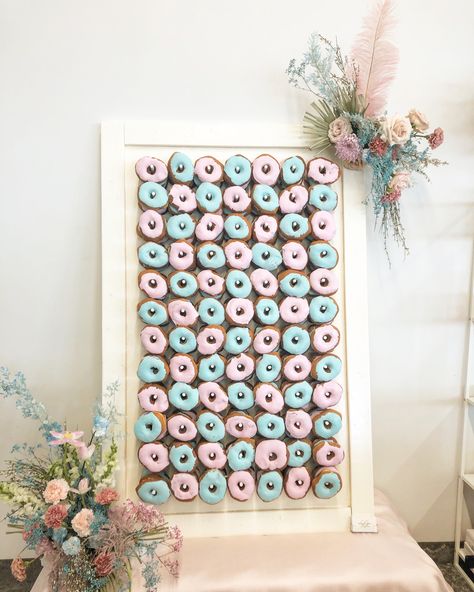 Donut Wall Gender Reveal, Pink Blue Baby Shower Ideas, Blue And Pink Baby Shower Ideas, Pink And Blue Baby Shower Ideas, Pink And Blue Baby Shower, Wall For Wedding, Blue Donuts, Sweet Tables, Baby Shower Deco