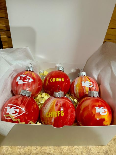 Chiefs Christmas, Kc Chiefs Football, Kc Chiefs, Ornament Set, Halloween Shopping, Labour Day, Ornament Decor, Holiday Gifts, Seasonal Decor