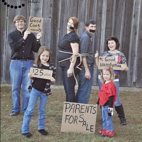 family photo - Christmas card - instead of rope, use christmas lights ;-D Funny Family Pictures, Funny Family Christmas Photos, Funny Christmas Photo Cards, Funny Family Christmas Cards, Funny Christmas Photos, Funny Photos Ideas, Funny Family Photos, Family Christmas Card Photos, Fun Family Photos