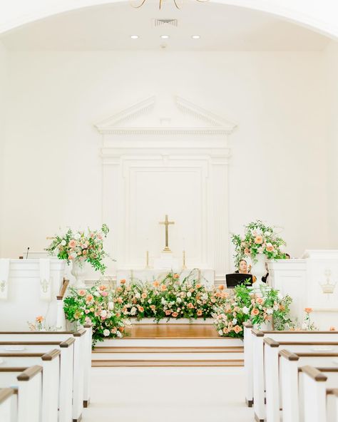 DREAMY CHAPEL ALERT 💒🔔💍✨👏🏻 @elliesgarden_ @blinkandcompanyphoto @erickdavid.films Wedding Chapel Decor, Wedding Chapel Decorations, Chapel Decor, Wedding Church Aisle, Wedding Aisle Decorations, Wedding Chapel, Aisle Decor, Wedding Aisle, Chapel Wedding