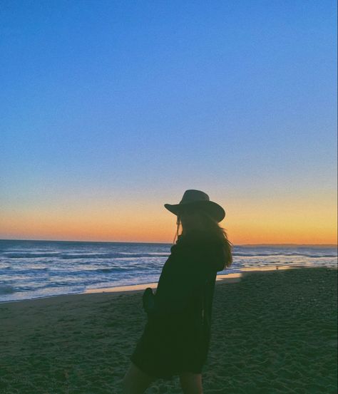 Cowboy Hat On Beach, Cool Pose Ideas, Beach Cowgirl Aesthetic, Sarah Aesthetic, Cowboy Hat Beach, Beach Cowboy Hat, Girls Cowboy Hats, Beach Cowboy, Beach Cowgirl