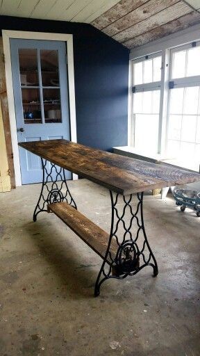 Sewing Machine Tables, Kursi Bar, Sewing Machine Table, Old Sewing Machines, Diy Casa, Antique Sewing Machines, Singer Sewing Machine, Singer Sewing, Reclaimed Barn Wood