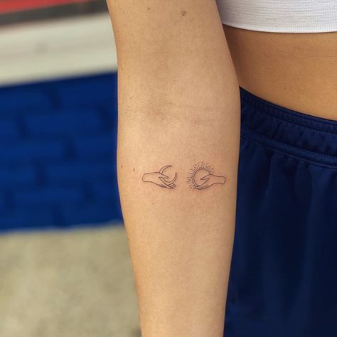 Lucas в Instagram: «#fineline . . . #tattoo #tattooideas #tatt #tattooworkers #tattoolovers #tattoodesign #tattooidea #tattoo2me #tattooist #tattooedgirls…» Holding Sun And Moon Tattoo, Hands Holding The World, Hand Holding Tattoo, Sun And Moon Tattoos, Hand Tatto, Moon Sun Tattoo, 7 Tattoo, Sun And Moon Tattoo, Fineline Tattoo