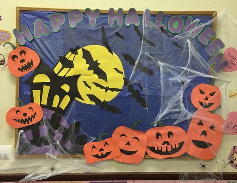 Halloween bulletin board for daycare or school. Haunted house. Jack-o- Lantern. Classroom Bulletin Boards Halloween, Halloween Lunchroom Bulletin Boards, Happy Halloween Bulletin Boards, Halloween Buliton Boards, Halloween School Board, Spooky Bulletin Boards, Haunted House Bulletin Board, Preschool Halloween Bulletin Board Ideas, Halloween Boards Bulletin