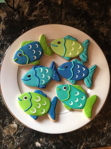 Fish Themed Cookies, Fish Cookies Decorated, Fish Sugar Cookies, Fishing Cookies, Bday Treats, Royal Cookies, Fish Cookies, Icing Ideas, Fish Theme