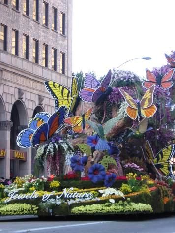 Beautiful and colorful float at the Annual Rose Parade in Pasadena Ca. Every year on 1st of .January. Beautiful floats, bands an horses. Butterfly Parade Float, Rose Parade Floats, Flower Parade Float, Float Parade Ideas, Floats For Parade, Parade Float Ideas, Rose Bowl Parade, Carnival Floats, Tournament Of Roses Parade