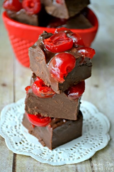 Chocolate Cherry Cordial Fudge - tastes just like a chocolate covered cherry cordial! via Lemon Tree Dwelling Fudge Chocolate, Cherry Cordial, Cherry Desserts, Chocolate Covered Cherries, Candy Recipes Homemade, Cherry Recipes, Homemade Candies, Chocolate Cherry, Chocolate Treats