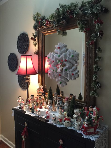 Snowman Collection Display Ideas, Snowman Display Ideas, Figurine Collection Display, Snowman Display, Vintage Christmas Snowman, Snowman Figurine, Christmas Santas, Christmas Snowmen, Santa Doll