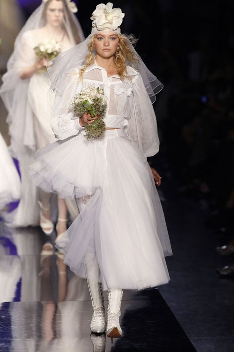 Le défilé Jean Paul Gaultier printemps-été 2008 Wedding Dresses Vogue, Iconic Wedding Dresses, Haute Couture Outfits, Gemma Ward, Paul Gaultier Spring, Liu Wen, Iconic Weddings, Most Beautiful Wedding, Most Beautiful Wedding Dresses