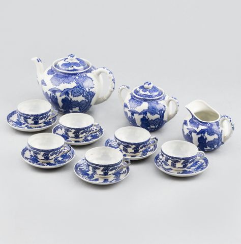 Tea set in Chinese porcelain, late 19th Century. Asian Tea Sets, Chinese Tea Cup, Gaiwan Tea, Chinese Tea Cups, Tea Cup Design, Asian Tea, Chinese Tea Set, Teapots Unique, Pretty Tea