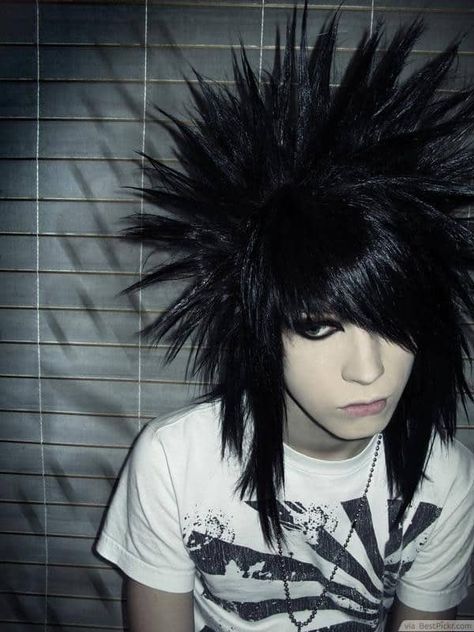 Emo Hair: How to Grow, Maintain & Style Like A BOSS – Cool Men's Hair Short Emo Hair, Punk Haircut, Emo Hairstyles For Guys, Emo Haircuts, Emo Hairstyle, Scene Punk, Scene Boys, Mohawk Hairstyles, Punk Scene